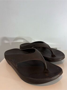 OOFOS Chocolate Brown Recovery Thong Sandals Women’s 12/ Men’s 11